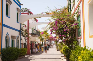 Mogan, Gran Canaria, İspanya'nın tipik mimarisi ve bitki örtüsü.