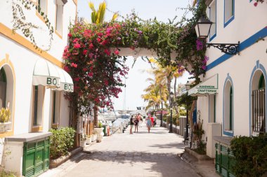 Mogan, Gran Canaria, İspanya'nın tipik mimarisi ve bitki örtüsü.