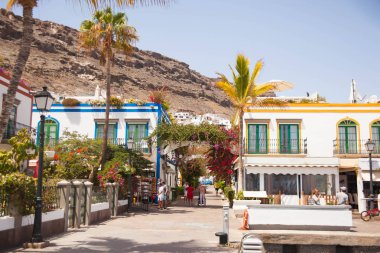 Mogan, Gran Canaria, İspanya'nın tipik mimarisi ve bitki örtüsü.