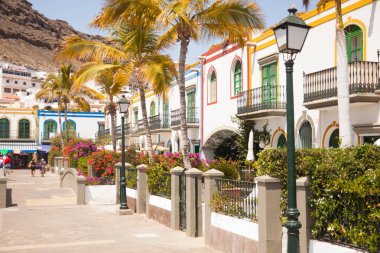 Mogan, Gran Canaria, İspanya'nın tipik mimarisi ve bitki örtüsü.