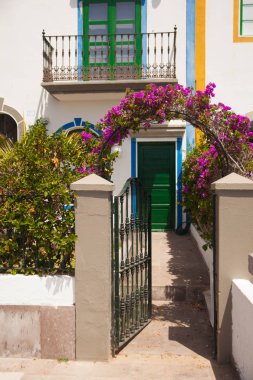 Mogan, Gran Canaria, İspanya'nın mimarisi ve bitki örtüsünün ayrıntıları.