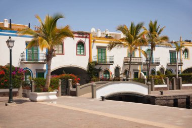 Mogan, Gran Canaria, İspanya'nın mimarisi ve bitki örtüsünün ayrıntıları.