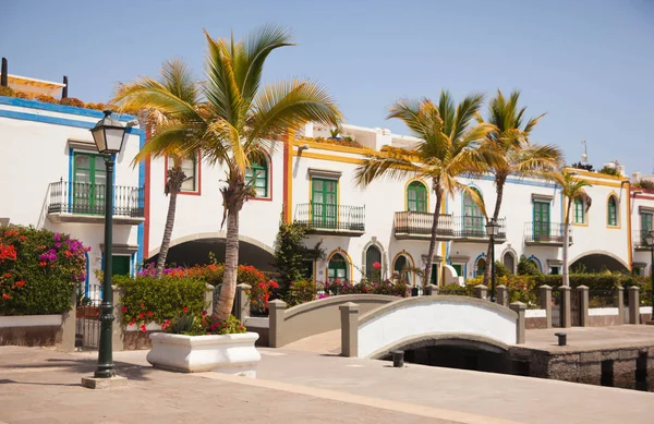 Mogan, Gran Canaria, İspanya'nın mimarisi ve bitki örtüsünün ayrıntıları.