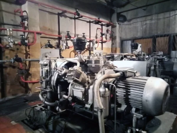 industrial piston compressor. Technology and mechanisms . equipment