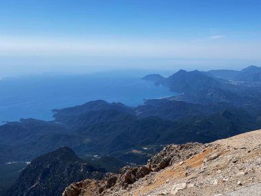 Tahtali dağının zirvesinden Akdeniz kıyısına kadar panoramik manzara. Olympos Teleferik, Tahtali 2365 metre, Kemer, Antalya, Türkiye. Denizden gökyüzüne