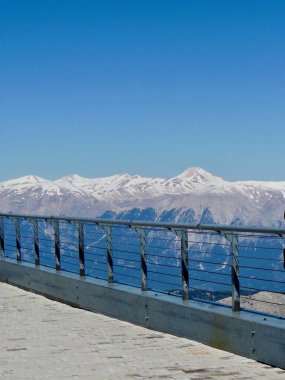 Tahtali dağının zirvesinden Akdeniz kıyısına kadar panoramik manzara. Olympos Teleferik, Tahtali 2365 metre, Kemer, Antalya, Türkiye. Denizden gökyüzüne.