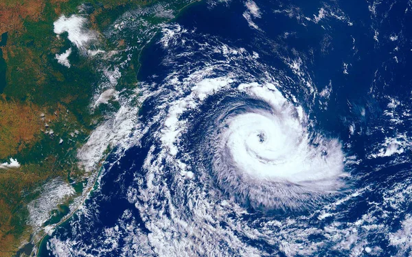 Kategori 5 süper tayfun kıyıya yaklaşıyor. Kasırganın göz duvarı. Uzaydan görünüm Nasa tarafından döşenmiş bu görüntünün bazı unsurları