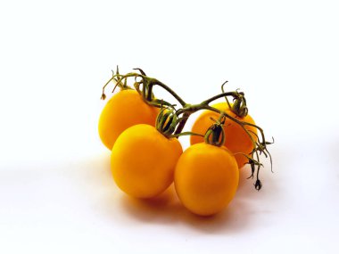 Beyaz arka planda izole edilmiş bir demet domates. Yakın çekim