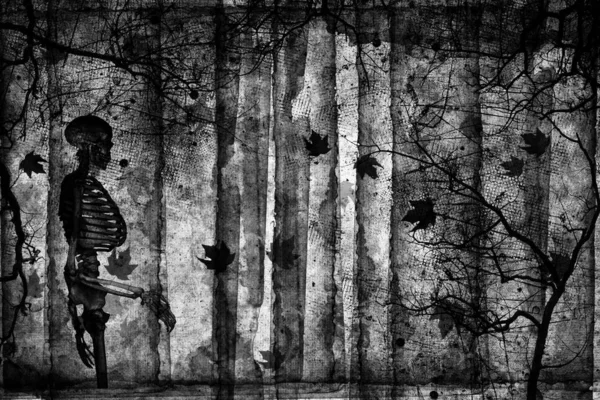 Ölü ağaçlarla, örümcek ağlarıyla ve dans eden iskelet siluetleriyle ürkütücü bir orman. Ölüler Günü (Dia de los Muertes) tatili. Cadılar Bayramı partisi. Gotik tasarım. 3D elementli siyah ve beyaz çizimler