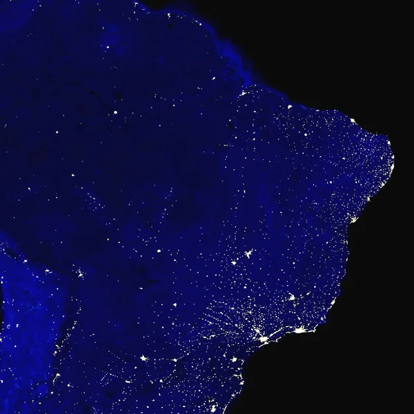 ブラジルの電光は夜に地図を描く 街の灯だ 南アメリカの地図 宇宙からの眺め 混合メディア — ストック写真