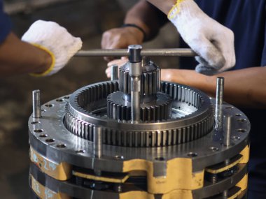 Bir insanın ellerinin, şanzıman sınıflandırıcı gezegen üzerinde çalışırken yakın plan çekimi, T kolu ve soketi kullanarak sürgüyü gevşetmek, endüstriyel ayarlar.