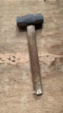 4K yakın plan, eldivenli el, sert bir balyozu kavrayıp kontrol ediyor. Keskin detaylar gücü, emeği ve dayanıklılığı vurgular. Endüstriyel, onarım ve inşaat temaları için mükemmel.