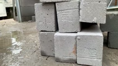 Jakarta, Endonezya-18 Eylül 2025. SNI işaretli hafif beton blokların kapatılması, 4K gerçek zamanlı. Tronglu doku detayı, endüstriyel durum, inşaat, mimari, yapı malzemesi konsepti.