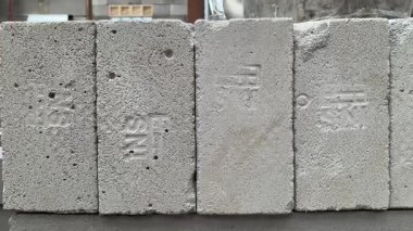 Jakarta, Endonezya-18 Eylül 2025. SNI işaretli hafif beton blokların kapatılması, 4K gerçek zamanlı. Tronglu doku detayı, endüstriyel durum, inşaat, mimari, yapı malzemesi konsepti.