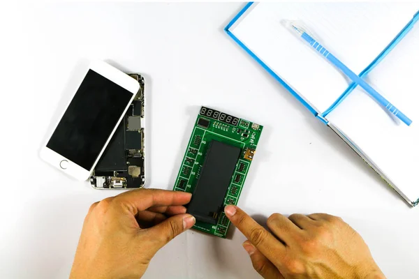 Técnicos Están Probando Calidad Batería Del Teléfono Móvil Antes Reemplazarlo — Foto de Stock