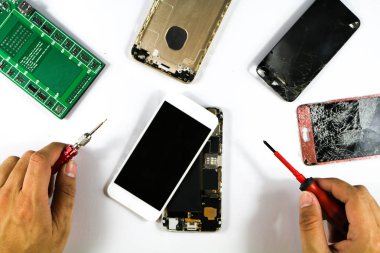 Cep telefonu Tamir Teknisyeni müşterileri için cep telefonu tamiri hazırlayın.