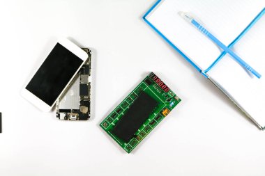 Bir cep telefonu tamir dükkanı sahibi müşteri için pil yerini alacak.