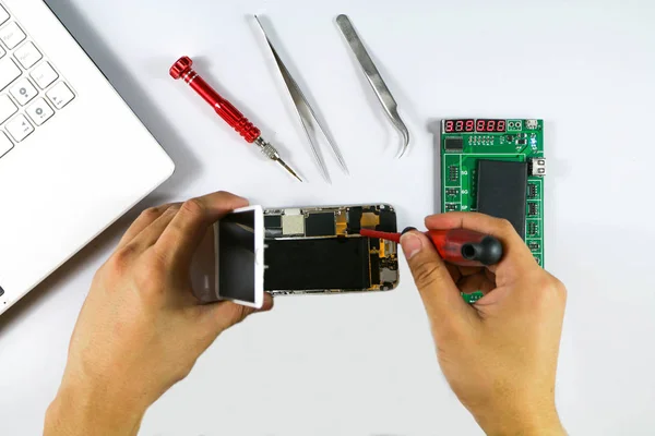 Técnicos Reparación Teléfonos Móviles Que Cambian Las Baterías Del Teléfono — Foto de Stock