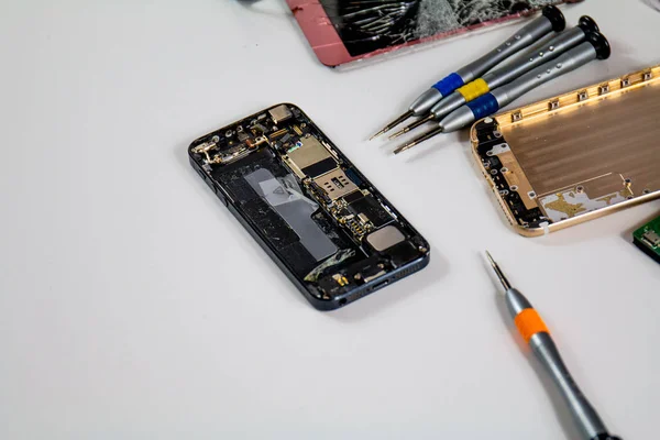 Los Teléfonos Móviles Dañados Están Entrando Proceso Reparación Por Reparador — Foto de Stock