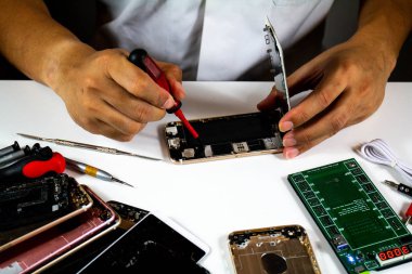 cep telefonu pilleri değiştirmek için süreç Adım 3 : Tamirci dışında pil ve cep telefonu tutan cıvata sıkıyor.
