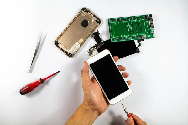 Мобільний Ремонтник Починає Перевіряти Пошкоджений Мобільний Телефон Привезли Ремонт — стокове фото