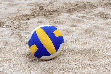 Mavi ve sarı voleybol plaj ve ayak izi kumlar üzerinde