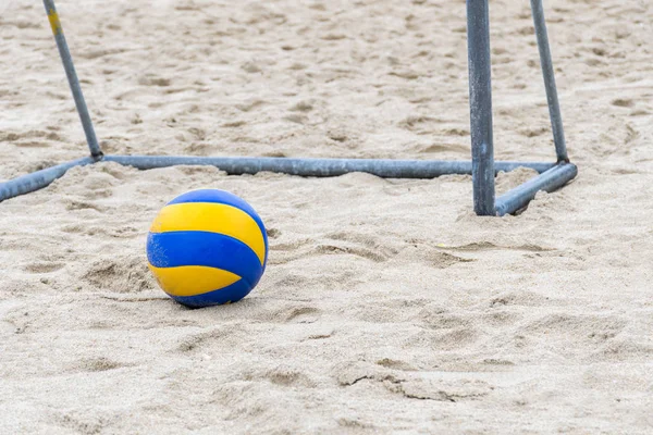 Voleibol Azul Amarillo Poste Gol Playa Para Jugar Fútbol Para — Foto de Stock