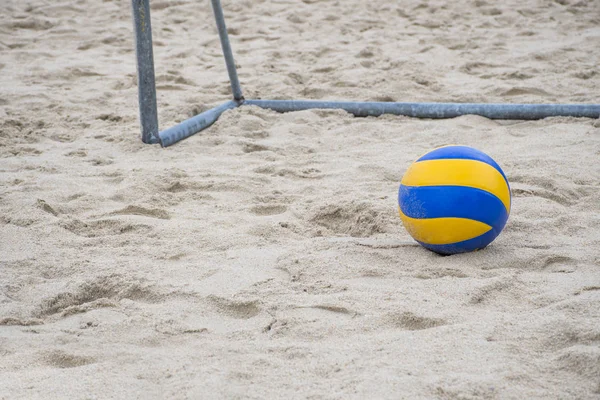 Voleibol Azul Amarillo Poste Gol Playa Para Jugar Fútbol Para — Foto de Stock