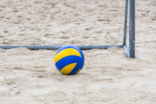 Voleibol Azul Amarillo Poste Gol Playa Para Jugar Fútbol Para — Foto de Stock
