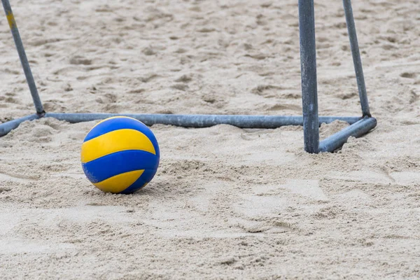 Voleibol Azul Amarillo Poste Gol Playa Para Jugar Fútbol Para — Foto de Stock