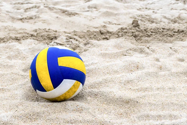 Pallavolo Blu Giallo Sulla Spiaggia Impronta Sulla Sabbia Fotografia Stock