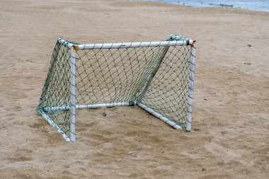 Eğlence spor etkinlik yaz tatili için sahilde gol futbol