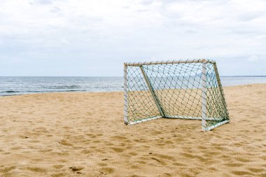 Eğlence spor etkinlik yaz tatili için sahilde gol futbol