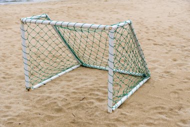 Eğlence spor etkinlik yaz tatili için sahilde gol futbol