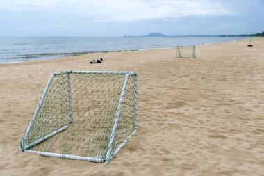 Eğlence spor etkinlik yaz tatili için sahilde gol futbol