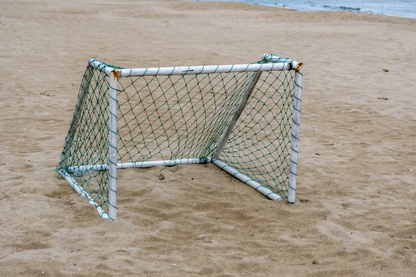 Eğlence spor etkinlik yaz tatili için sahilde gol futbol