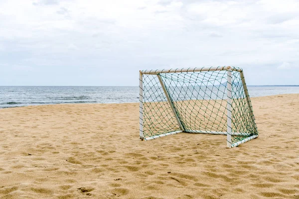 Eğlence spor etkinlik yaz tatili için sahilde gol futbol