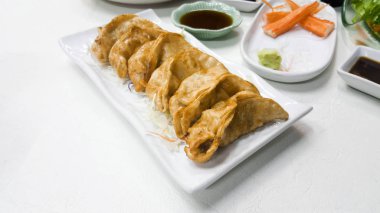 Sosu masada beyaz daire içinde