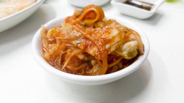 Beyaz arka plan üzerinde kimchi sebze.
