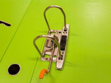 Renkli klasörler, bir klasörü açıktır. Portre.