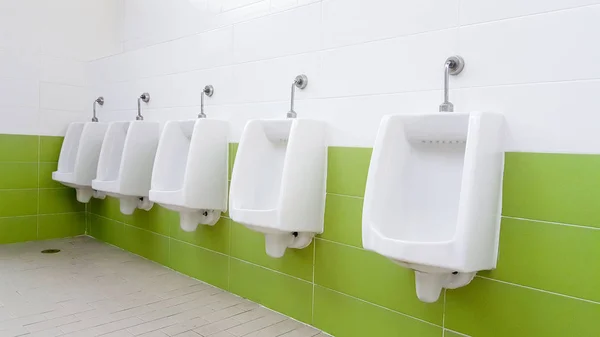 Línea Urinarios Blancos Con Colorida Pared Verde Claro Baño Público —  Fotos de Stock