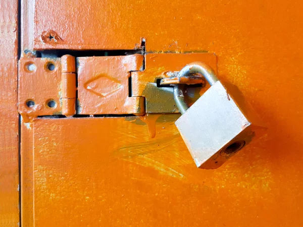 钥匙锁橙色门 — 图库照片