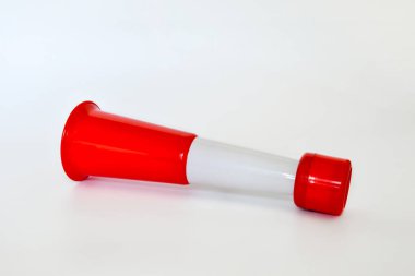 Vuvuzela kırmızı beyaz tezahürat futbolseverleri destek trompet beyaz bir arka plan üzerinde alternatif.