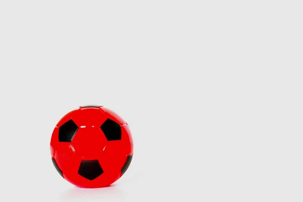 Rood Voetbal Afwisselend Zwart Een Witte Achtergrond — Stockfoto