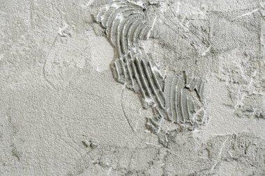 Yeni bir alçı duvar karo eklemeden önce hazırlamak.