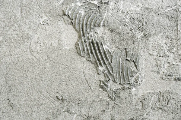 Yeni bir alçı duvar karo eklemeden önce hazırlamak.