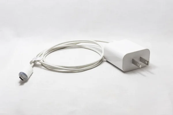 Usb 电缆的适配器充电器白色 — 图库照片