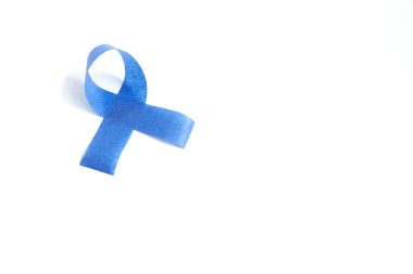 Gri zemin üzerine mavi kurdele. Kolon kanseri kavramı