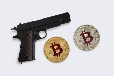 Gri bir arka plan üzerinde izole silah oyuncaklar ile Bitcoins. kırpma yolu ile