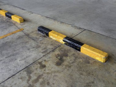 Araba Park alanı boş satır sembolü sarı Kuru beton zemin üzerinde park alanı yaptı. Binanın altında otopark